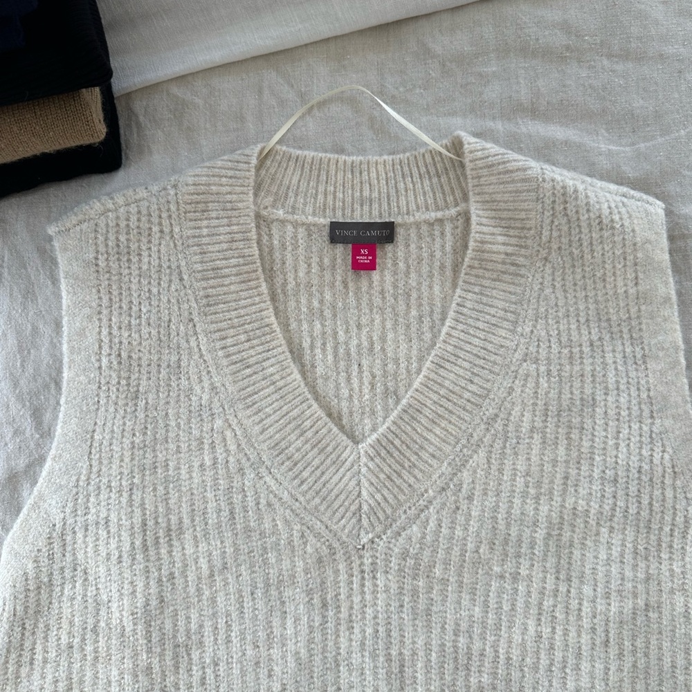 Vince Camuto Women's Oversized Knit V-Neck High-Low Sweater Vest in Malted Oat - Picture 4 of 11